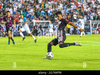 14 juillet 2021: Le milieu de terrain du Mexique Alan Cervantes (13) prend un coup de feu sur le but dans la deuxième moitié lors d'un match de la coupe d'or de la CONCACAF entre le Mexique et le Guatemala au stade Cotton Bowl à Dallas, TX le Mexique a battu Guatemala 3-0Albert Pena/CSM Banque D'Images