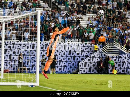 14 juillet 2021: Le gardien de but du Mexique Alfredo Talavera (1) fait une économie dans la première moitié lors d'un match de la coupe d'or de la CONCACAF entre le Mexique et le Guatemala au stade Cotton Bowl à Dallas, TX le Mexique a battu le Guatemala 3-0Albert Pena/CSM Banque D'Images