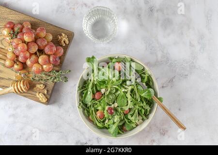 Salade de raisins rôtis, de pecorino, de noix et d'arugula. Banque D'Images