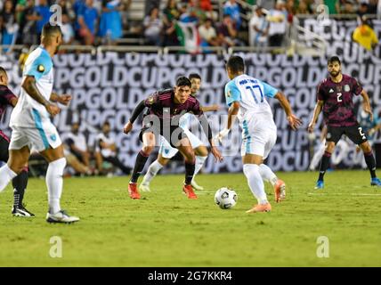 14 juillet 2021: Le défenseur mexicain Edson Alvarez (4) regarde Guatamala avant Luis Martinez (17) regarde passer lors d'un match de la coupe d'or CONCACAF entre le Mexique et le Guatemala au stade Cotton Bowl à Dallas, TX le Mexique a battu Guatemala 3-0Albert Pena/CSM Banque D'Images