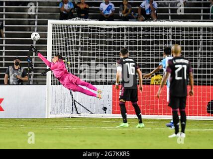 14 juillet 2021: Le gardien de but de Guatamala Nicholas Hagen (1) sort le ballon pour sauver dans la première moitié lors d'un match de la coupe d'or de la CONCACAF entre le Mexique et le Guatemala au Cotton Bowl Stadium à Dallas, TX Mexique a battu Guatemala 3-0Albert Pena/CSM Banque D'Images