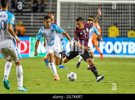 14 juillet 2021: Luis Martinez, le joueur de Guatamala (17) et Erick Sanchez (7), le meneur du Mexique, se battent pour le ballon dans la seconde moitié lors d'un match de la coupe d'or de la CONCACAF entre le Mexique et le Guatemala au stade Cotton Bowl à Dallas, au Texas, le Mexique a battu le Guatemala 3-0Albert Pena/CSM Banque D'Images