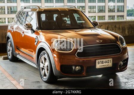 Bangkok, Thaïlande - 30 juin 2021 : vue latérale de la belle mini cooper marron brillant garée dans le parking. Mise au point sélective. Banque D'Images