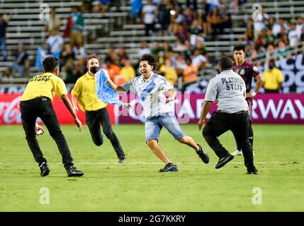 14 juillet 2021: Un fan court sur le terrain et tente d'échapper à la sécurité avant d'être pris lors d'un match de la coupe d'or CONCACAF entre le Mexique et le Guatemala au stade Cotton Bowl à Dallas, TX le Mexique a battu Guatemala 3-0Albert Pena/CSM Banque D'Images