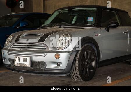 Bangkok, Thaïlande - 30 juin 2021 : vue latérale de Silver mini cooper garée dans le parking. Mise au point sélective. Banque D'Images