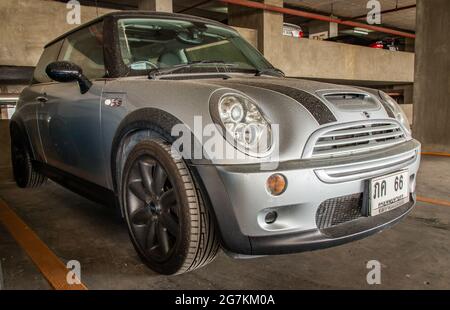 Bangkok, Thaïlande - 30 juin 2021 : vue latérale de Silver mini cooper garée dans le parking. Mise au point sélective. Banque D'Images