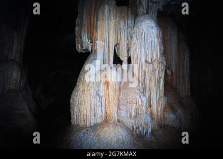 Formations de Speleohem (dépôts minéraux) à l'intérieur d'une grotte calcaire sur l'île de Mangaia dans les îles Cook, Pacifique Sud Banque D'Images