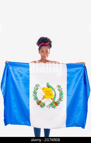 Femme latine souriante portant un drapeau guatémaltèque Banque D'Images