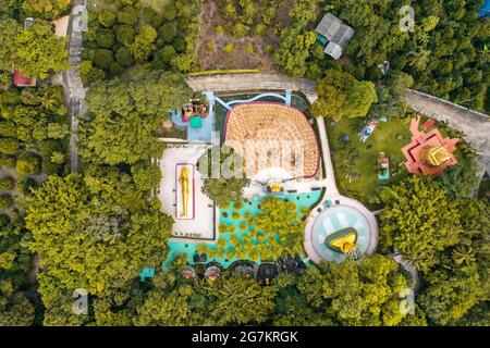 Temple Wat Chak Yai, bouddha d'or et des centaines de moines, à Chanthaburi, en Thaïlande Banque D'Images