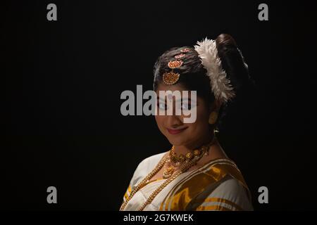 Portrait d'une belle danseuse Mohiniattam dans la mudra Ardhachandra Banque D'Images