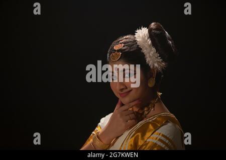 Portrait d'une belle danseuse Mohiniattam dans la mudra Ardhachandra Banque D'Images