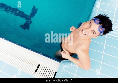 Athlète heureux nageur jeune homme en entraînement dans la piscine, vue de dessus. Banque D'Images