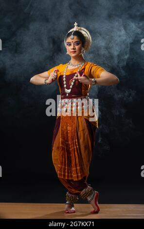 Danseuse Odissi exécutant Surya Dev mudra Banque D'Images