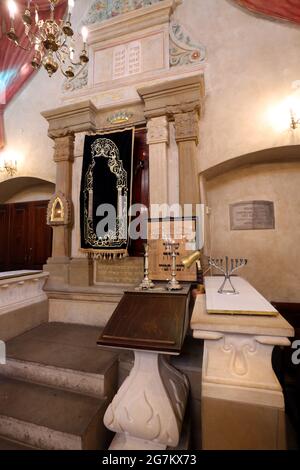 Cracovie. Cracovie. Pologne. Torah Ark (Aron ha-kodesh) dans la synagogue Remuh (Remu). Kazimierz, anciens quartiers juifs. Banque D'Images