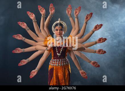 Danseuse Odissi exécutant Surya Dev mudra Banque D'Images