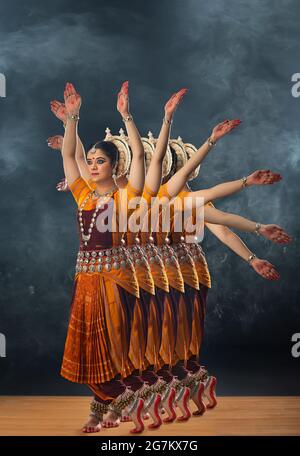 Mouvement de main différent de danseur Odissi exécutant Surya Dev mudra Banque D'Images