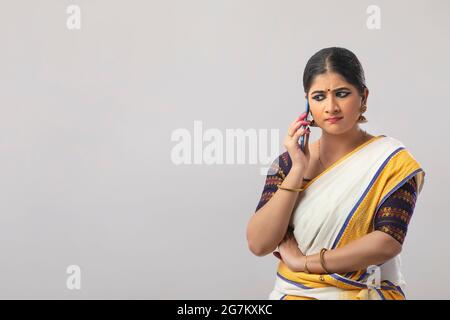 Femme écoutant attentivement les informations de l'appel Banque D'Images