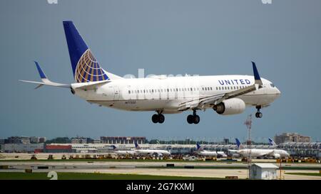 CHICAGO, ÉTATS-UNIS - 02 juillet 2021 : l'avion Boeing 737 de United Airlines se prépare à atterrir à l'aéroport international O'Hare de Chicago sur un summ très animé Banque D'Images