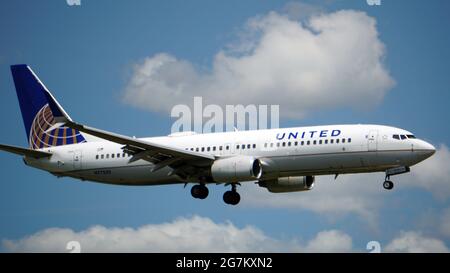 CHICAGO, ÉTATS-UNIS - 02 juillet 2021 : un avion Boeing 737 de United Airlines se prépare à atterrir à l'aéroport international O'Hare de Chicago sur un s occupé Banque D'Images