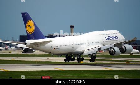 CHICAGO, ÉTATS-UNIS - 02 juillet 2021 : un avion Lufthansa Boeing 747 touche la piste, arrivant à l'aéroport international de Chicago O'Hare Banque D'Images