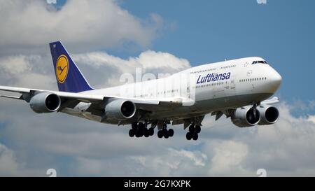 CHICAGO, ÉTATS-UNIS - 02 juillet 2021 : l'avion Lufthansa Boeing 787 se prépare à atterrir à l'aéroport international O'Hare de Chicago sur un tra d'été chargé Banque D'Images