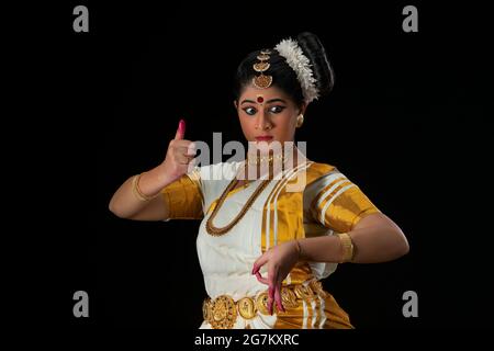 Mohiniattam danseuse représentant le caractère de la déesse Durga avec un Trishul dans sa main Banque D'Images