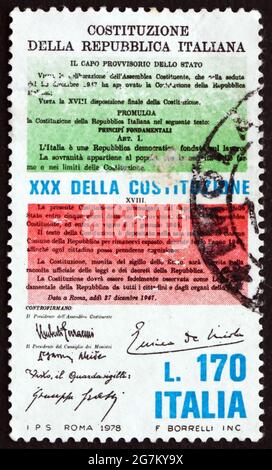 ITALIE - VERS 1978: Timbre imprimé en Italie consacré à la Constitution, 30e anniversaire, vers 1978 Banque D'Images