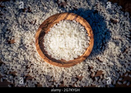 Sushi riz sur bois d'olive Banque D'Images