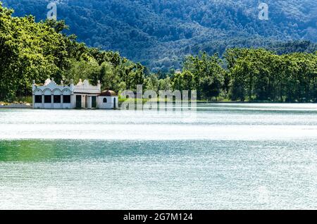 Belles vues sur le lac Banyoles (Banyoles) avec les vieilles maisons d'été blanches.Gérone, Catalogne Banque D'Images