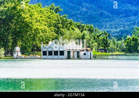 Belles vues sur le lac Banyoles (Banyoles) avec les vieilles maisons d'été blanches.Gérone, Catalogne Banque D'Images