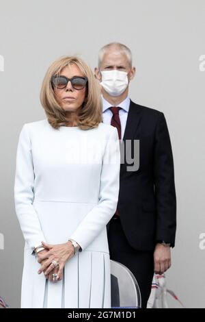 La première dame, Brigitte Macron assiste au filtre militaire du jour de la Bastille sur l'avenue des champs Elysées, à Paris, France, le 14 juillet 2021. Défilé militaire annuel de la Bastille sur l'avenue des champs-Elysées à Paris, France, le 14 juillet 2021. Photo de Stephane Lemouton/ABACAPRESS.COM Banque D'Images