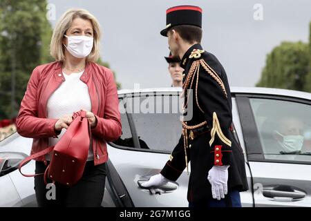 Barbara Pompili, ministre de la transition écologique aide au départ militaire du jour de la Bastille sur l'avenue des champs Elysées, à Paris, France, le 14 juillet 2021. Défilé militaire annuel de la Bastille sur l'avenue des champs-Elysées à Paris, France, le 14 juillet 2021. Photo de Stephane Lemouton/ABACAPRESS.COM Banque D'Images