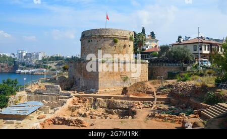 La tour Hidirlik est une tour de pierre tawny à Antalya, Turquie, où Kaleici rencontre le parc Karaalioglu. Banque D'Images