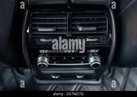 Panneau de commande de climatisation arrière dans une voiture de luxe moderne. Intérieur d'une voiture haut de gamme Banque D'Images