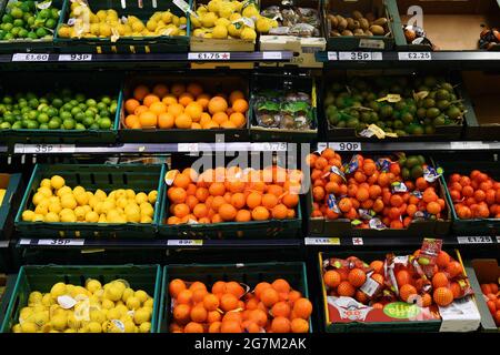 Photo du dossier datée du 27/04/18 d'une vue de limes, citrons, oranges, kiwis et mandarines dans un Tesco de Londres. Le secrétaire des communautés, Robert Jenick, a déclaré que le gouvernement devrait être prudent en imposant de nouveaux « fardeaux » au public après un examen indépendant qui a demandé que le sucre et le sel soient taxés. Date d'émission : jeudi 15 juillet 2021. Banque D'Images