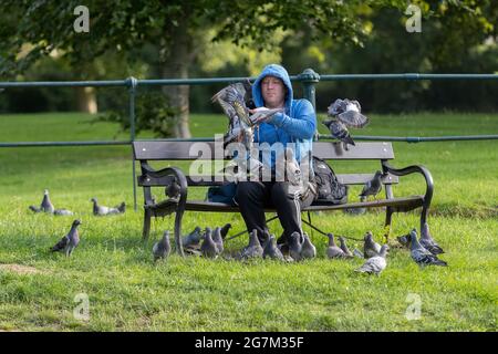 Northampton, Royaume-Uni. 15 juillet 2021. Gary Stone un lad local nourrissant les pigeons de report à Abington Park. Crédit : Keith J Smith./Alamy Live News Banque D'Images
