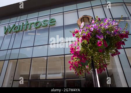 Windsor, Royaume-Uni. 14 juillet 2021. Un panneau sur l'extérieur d'une branche de Waitrose. John Lewis et Waitrose ont annoncé des plans visant à supprimer 1,000 emplois dans le cadre d'une agitation de la direction du magasin, à la suite de la fermeture de huit magasins John Lewis plus tôt cette année. Crédit : Mark Kerrison/Alamy Live News Banque D'Images