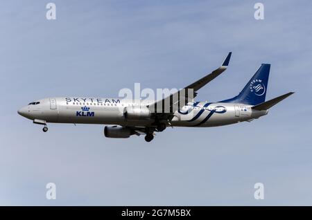 L'avion de ligne Boeing 737 de KLM pH-BXO approche pour atterrir à l'aéroport de Londres Heathrow, Royaume-Uni, dans une livrée spéciale SkyTeam. Air France KLM Banque D'Images