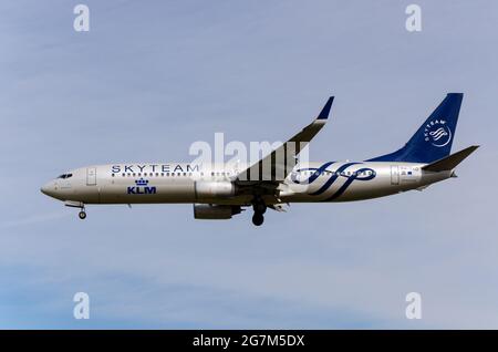 L'avion de ligne Boeing 737 de KLM pH-BXO approche pour atterrir à l'aéroport de Londres Heathrow, Royaume-Uni, dans une livrée spéciale SkyTeam. Air France KLM Banque D'Images