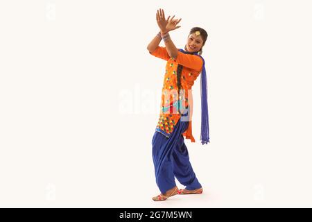 Une danseuse Giddha effectuant un pas de danse avec des gestes de la main. Banque D'Images