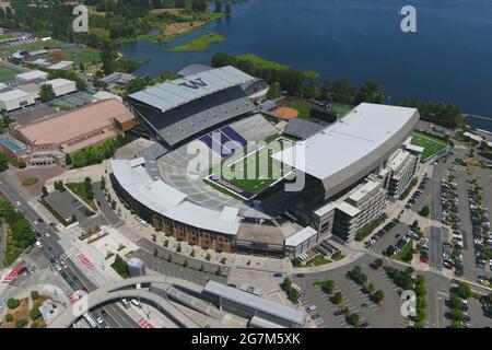 Une vue aérienne du Husky Stadium sur le campus de l'Université de Washington, le mercredi 14 juillet 2021, à Seattle. L'installation est la maison de t Banque D'Images