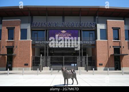 Une vue générale de la statue de chien Husky à l'entrée Dawg Pack du Husky Stadium sur le campus de l'université de Washington, le mercredi 14 juillet 2021, Banque D'Images