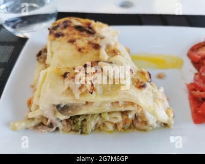 Vue détaillée de plat végétarien, lasagnes de légumes, avec brocoli, carottes, courgette, épinards, champignons et tomates... Banque D'Images