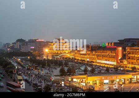 Rues et bâtiments de Xi'an lors d'une soirée brumeuse dans la province de Shaanxi en Chine centrale Banque D'Images