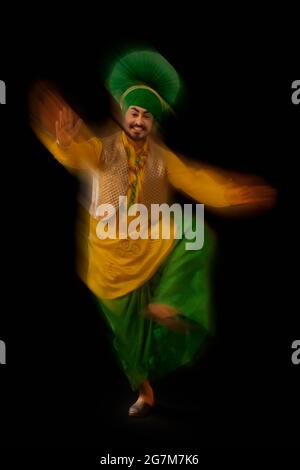 Un danseur Bhangra effectuant une étape de danse. Banque D'Images