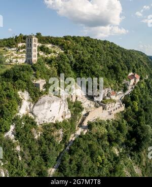 Vue aérienne du monastère orthodoxe chrétien de Lyadova dans le village de Lyadova, région de Vinnytsa, Ukraine, 2021. Destinations de voyage en Ukraine sur Podillya. Banque D'Images