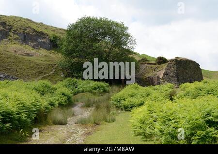 Ruine d'un ancien four à chaux Llangattok Escarpment Mynydd Llangatwg brecon Beacons National Park Powys Wales Cymru UK Banque D'Images