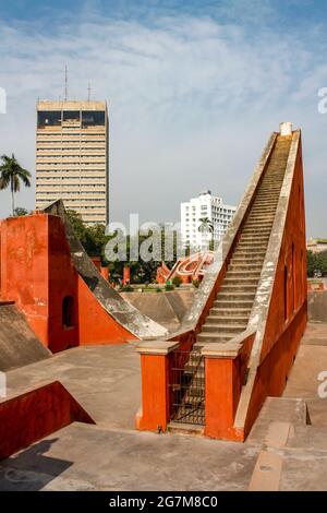 Plan vertical du cadran solaire équinotial appelé Jantar Mantar en Nouvelle Inde Banque D'Images