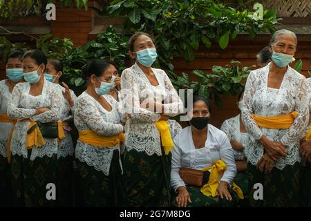 UBUD,BALI-MAI 11 2021: Les femmes balinaises portant des vêtements traditionnels balinais tels que les kebayas et les sarongs, se réunissent pour une cérémonie hindoue. Ils portent Banque D'Images