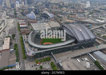 Une vue aérienne de T-Mobile Park (premier plan) et Lumen Field, le mercredi 14 juillet 2021, à Seattle, Le parc T-Mobile est le stade des Seattle Mariners Banque D'Images